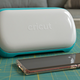 La Cricut Joy est beaucoup plus petite qu'une imprimante de bureau, mais elle nécessite plus d'espace de bureau à l'avant et à l'arrière pour accueillir des matériaux plus longs, jusqu'à quatre pieds de longueur, qui sont tirés tout au long de la machine.